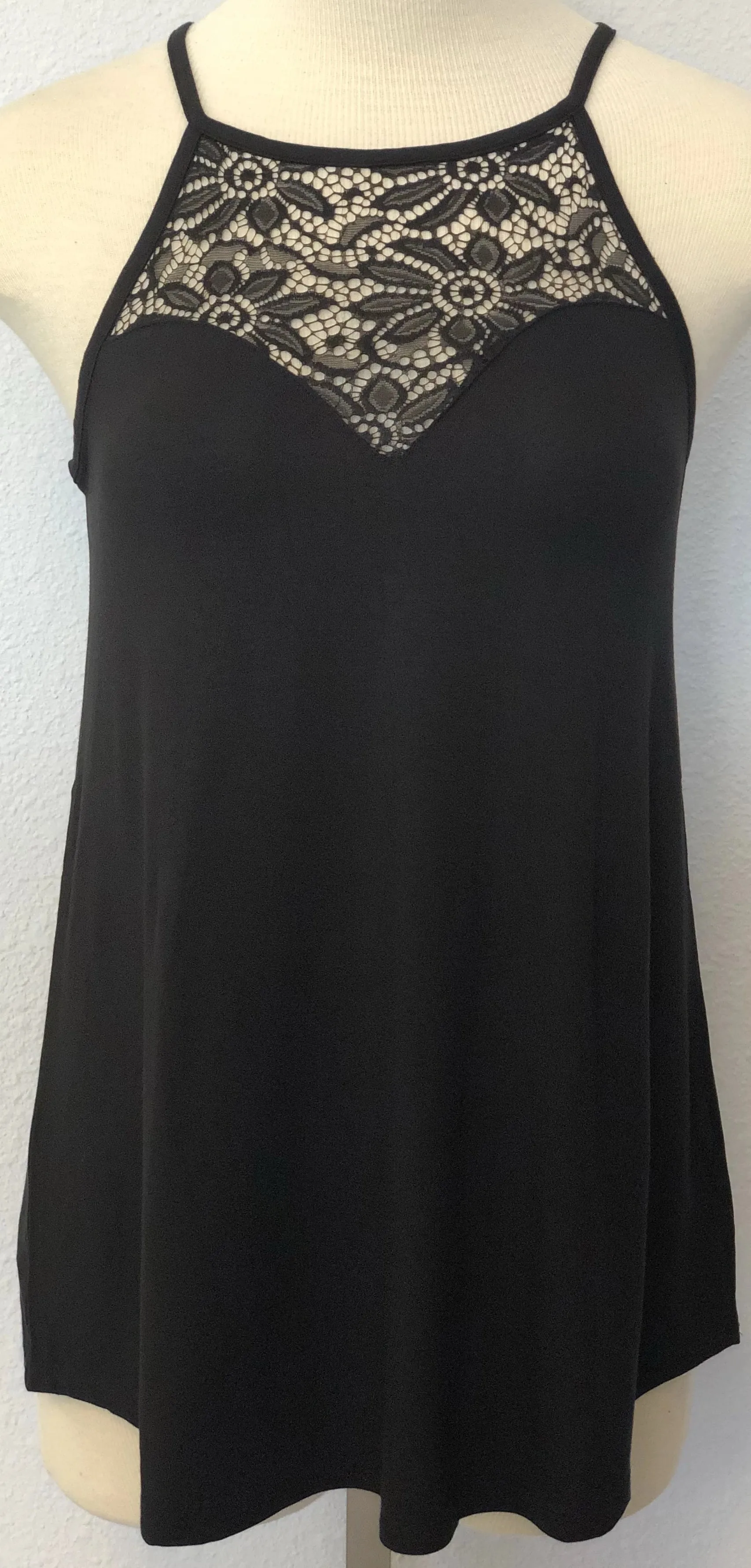 LACE SLEEVELESS HALTER TOP