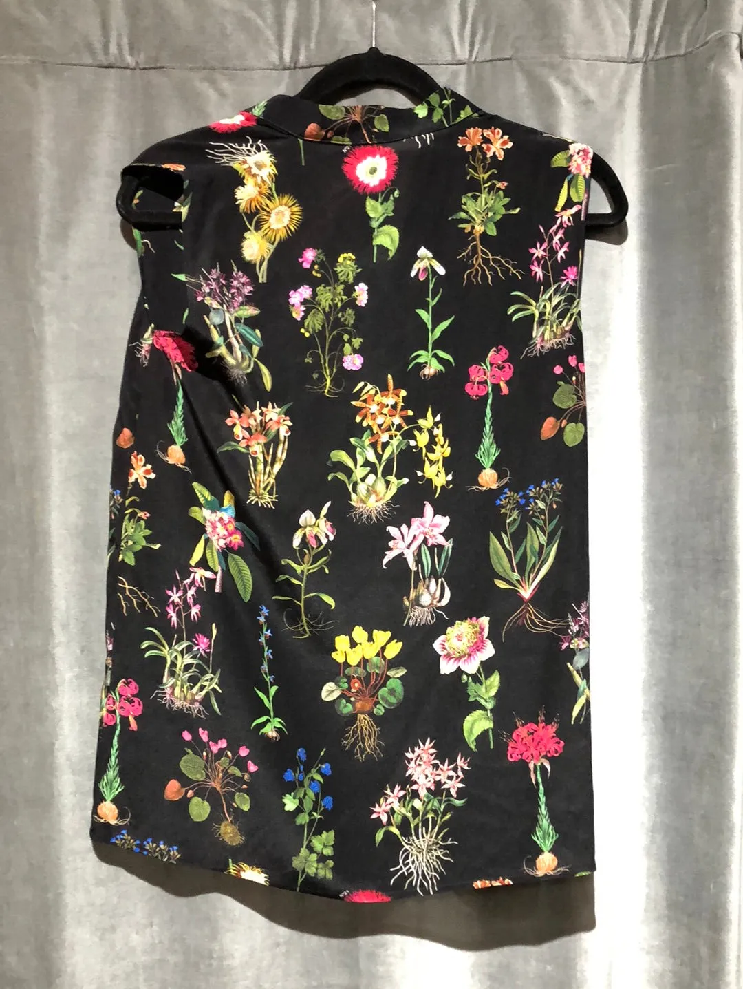 N*21 Black and Floral Print Sleeveless Blouse
