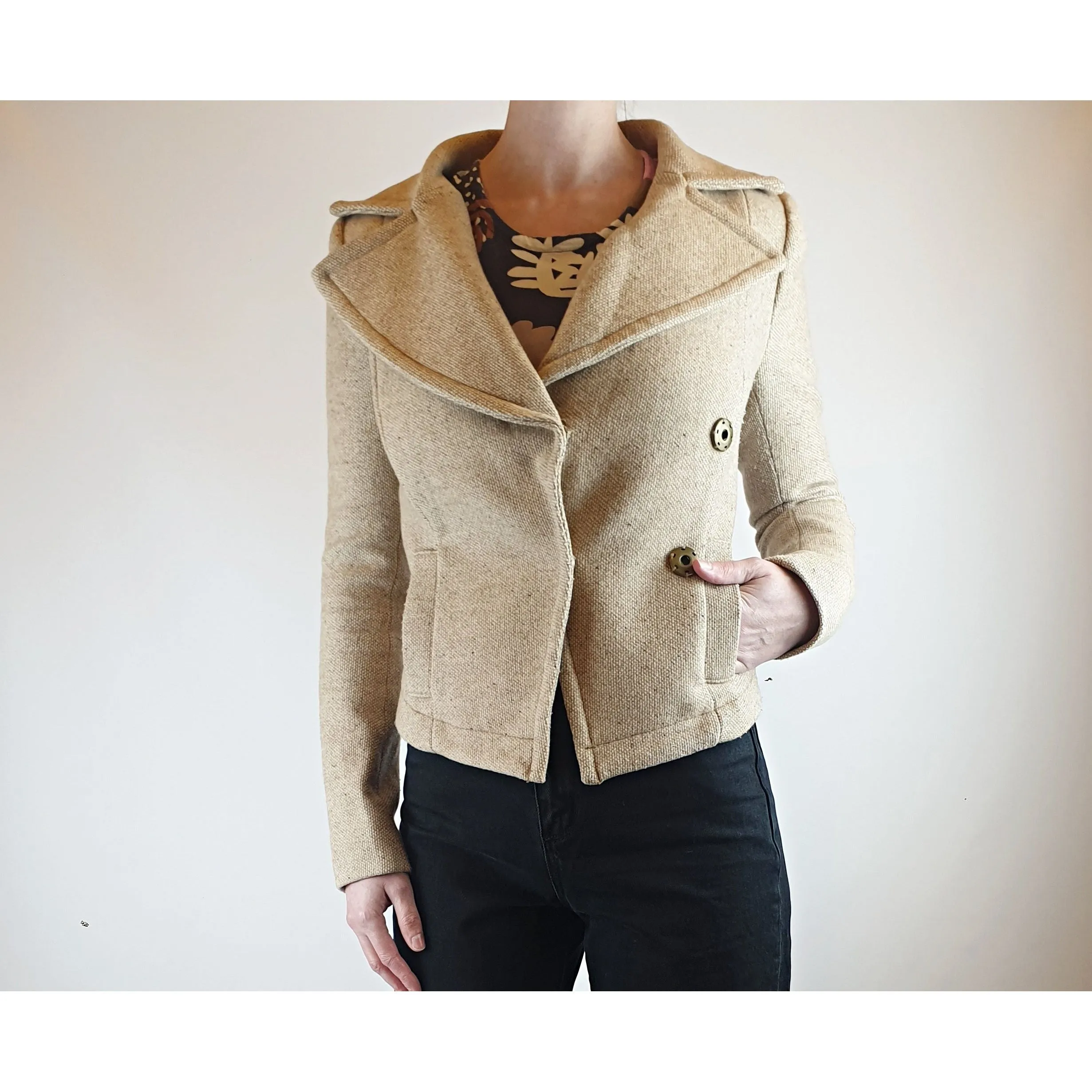Neutral wool mix cropped jacket with fab front collar best fits size 6