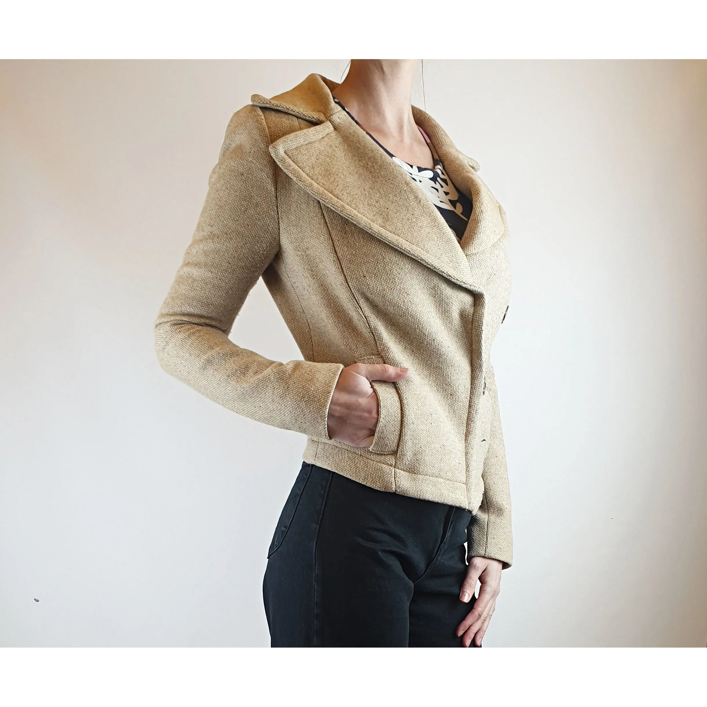Neutral wool mix cropped jacket with fab front collar best fits size 6