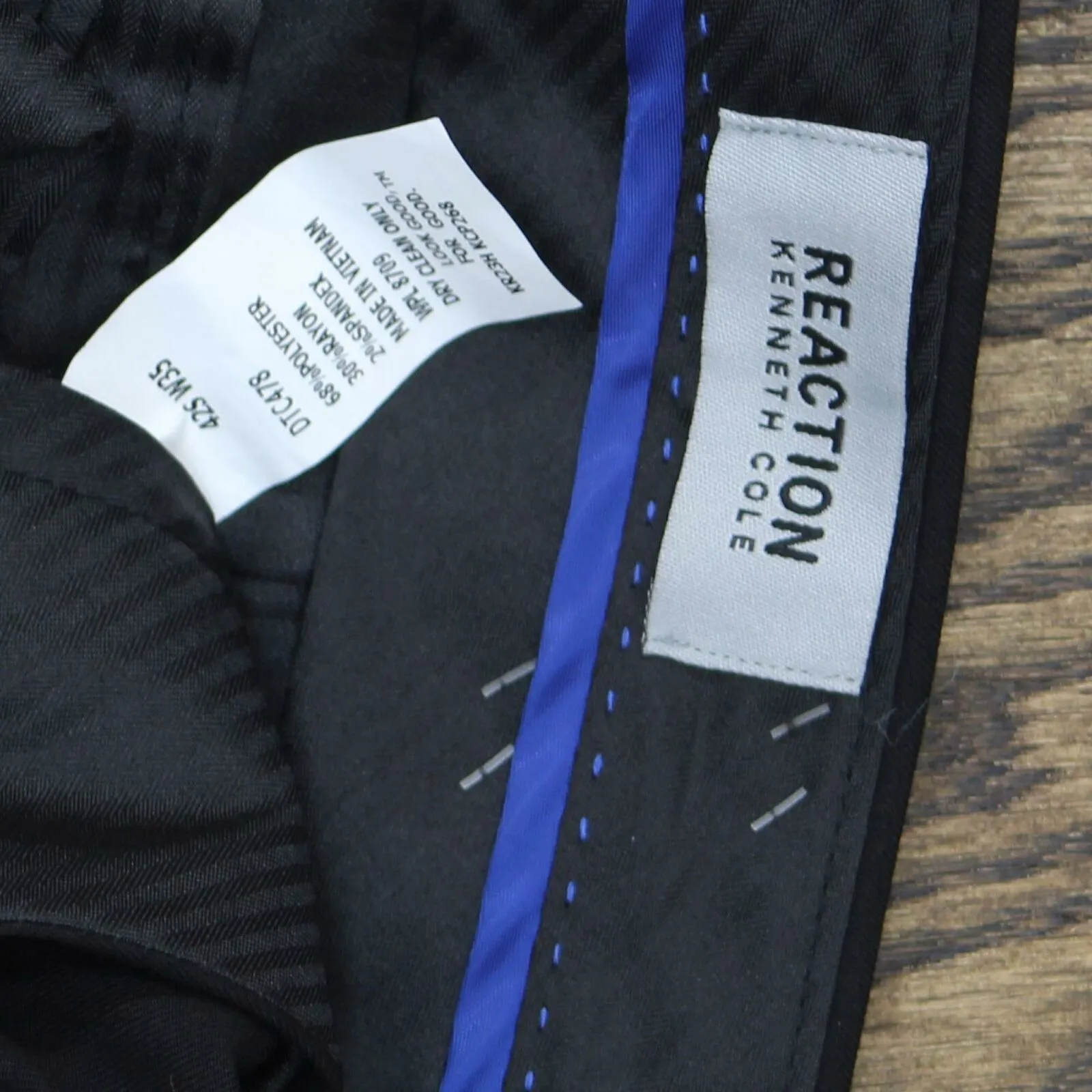 NWT Kenneth Cole Reaction Techni-Cole Peak Lapel Tuxedo. 42S 35x32