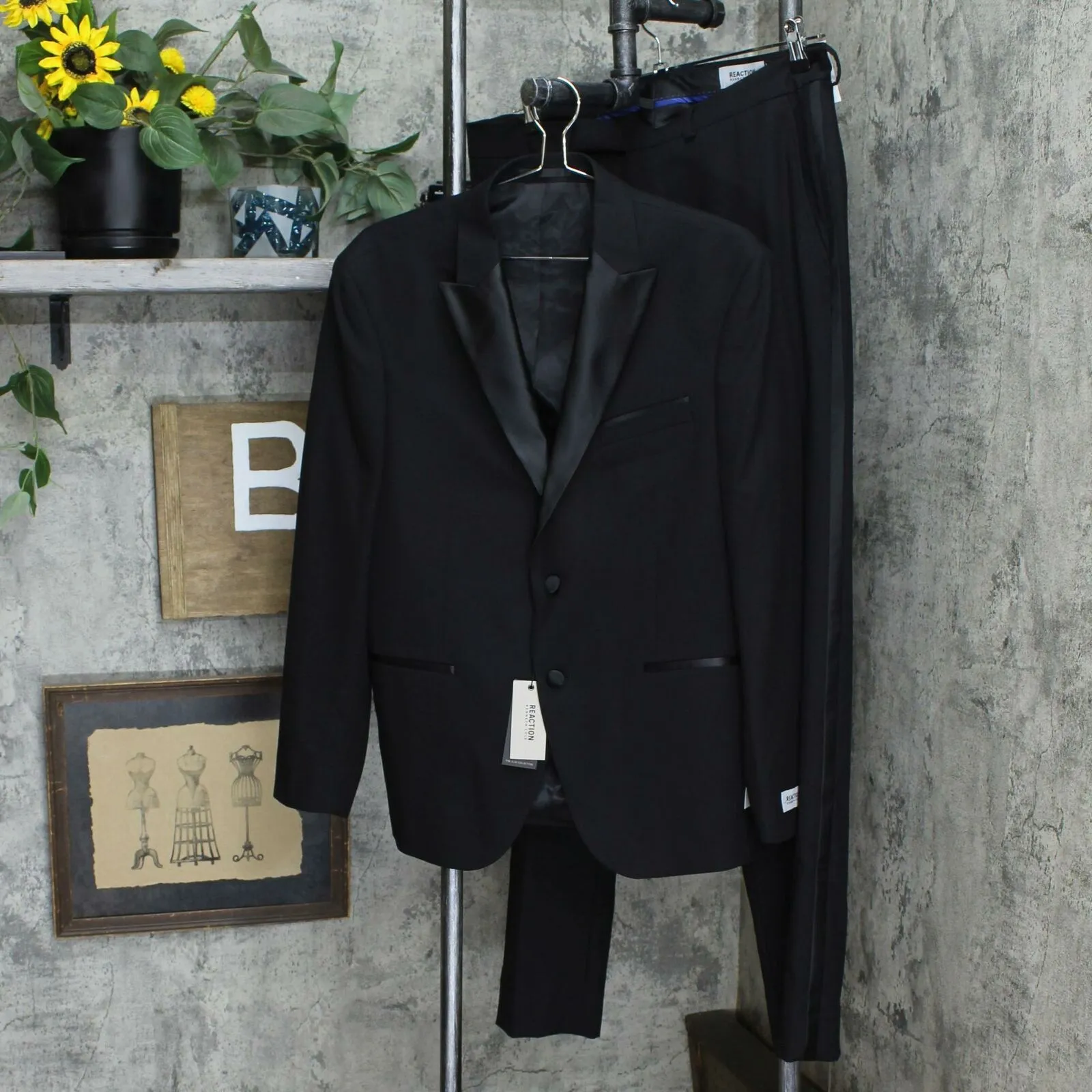 NWT Kenneth Cole Reaction Techni-Cole Peak Lapel Tuxedo. 42S 35x32