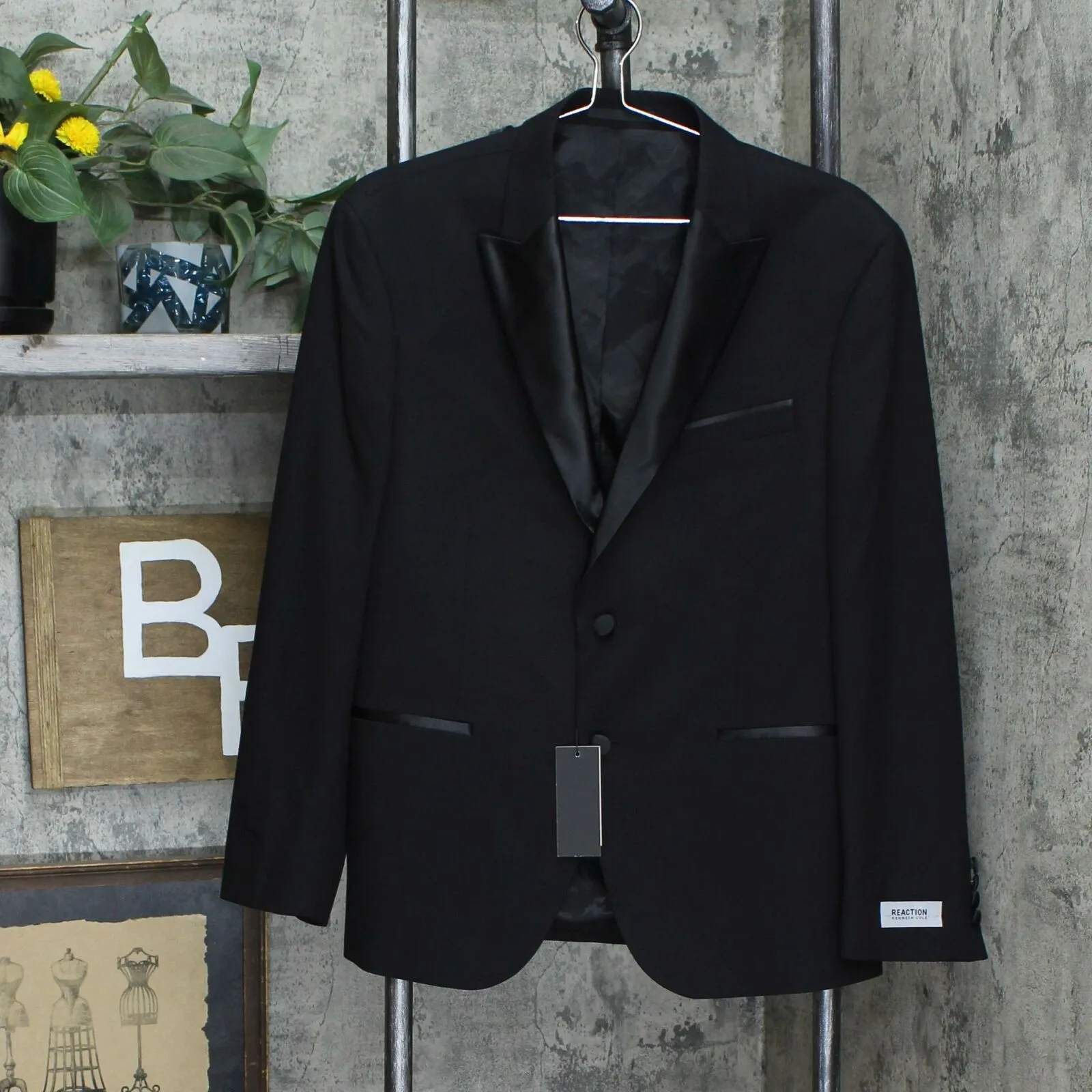 NWT Kenneth Cole Reaction Techni-Cole Peak Lapel Tuxedo. 42S 35x32